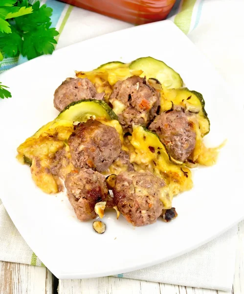 Boulettes de viande avec courgettes et fromage dans une assiette sur panneau lumineux — Photo