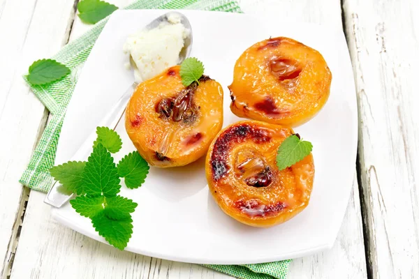 Dondurma ve nane plaka gemide ile pişmiş Ayva