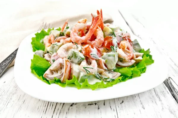 Salad with shrimp and avocado in plate on light board — Stock Photo, Image