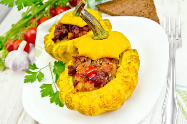 Squash amarillo relleno en tablero de luz —  Fotos de Stock