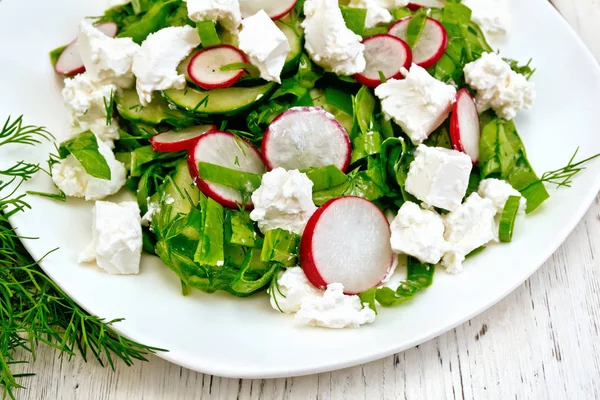 Sallad med spenat och ost i plattan ombord — Stockfoto