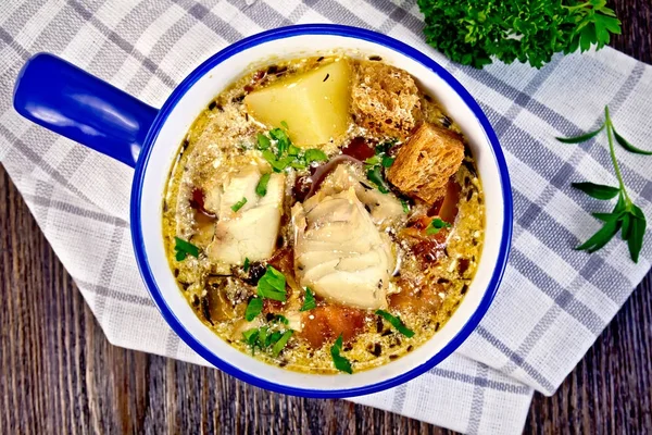 Sopa de pescado con verduras y crutones a bordo — Foto de Stock