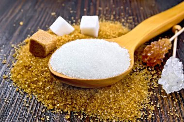 Şeker beyaz, kahverengi koyu tahtada farklı