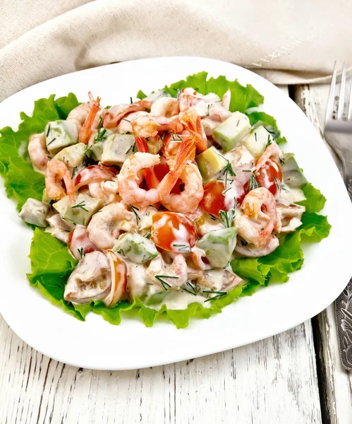 Salad with shrimp and tomato in white plate on light board — Stock Photo, Image