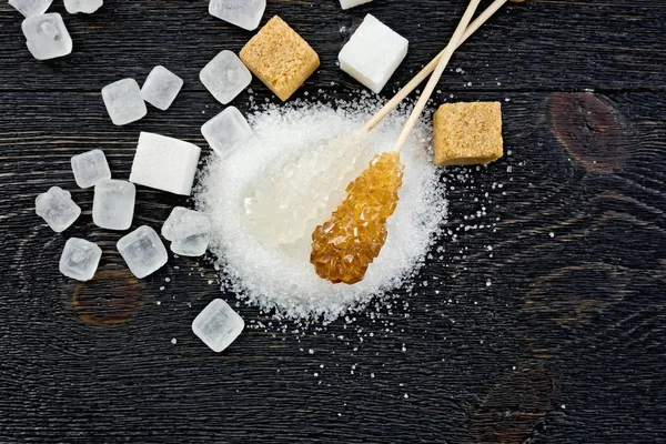Zucker weißer und brauner Kristall an Bord — Stockfoto