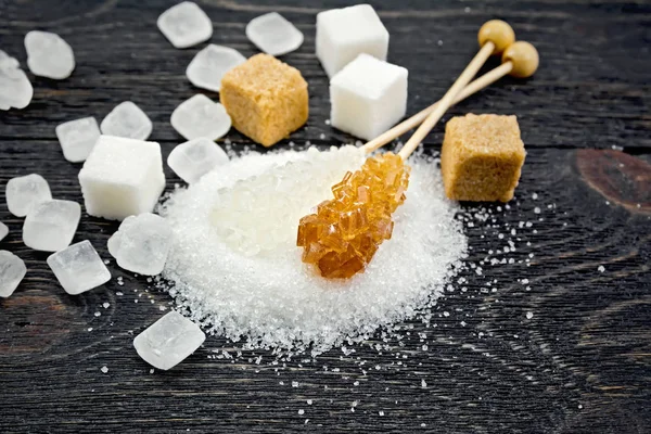 砂糖のボード上の白と茶色の結晶 — ストック写真