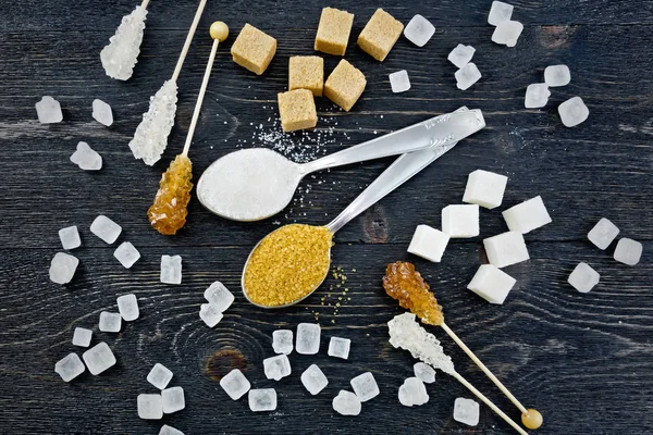 Zucker weiß und braun unterschiedlich auf schwarzem Brett oben — Stockfoto