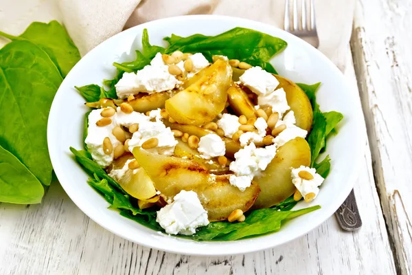 Sallad från päron och spenat i maträtt ombord — Stockfoto