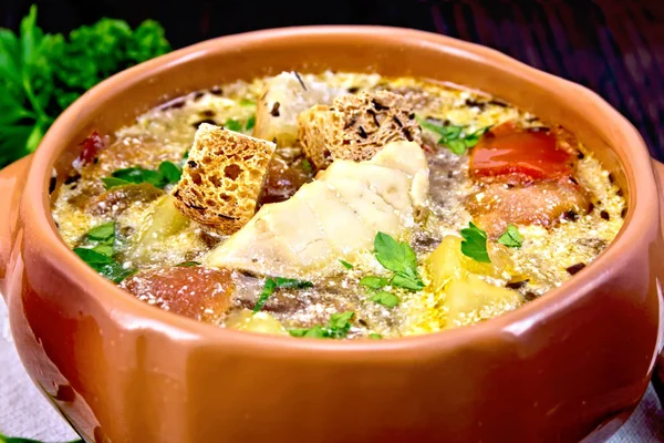 Суп с овощами и сливками на темной доске — стоковое фото