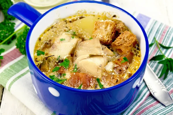 Sopa de pescado con verduras y hierbas a bordo ligero —  Fotos de Stock