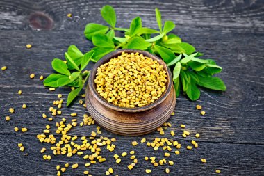 Çemen yaprak kase kara tahta üzerinde