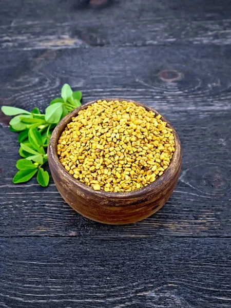 Çemen kil kase ahşap tahta üzerinde yeşil yaprak