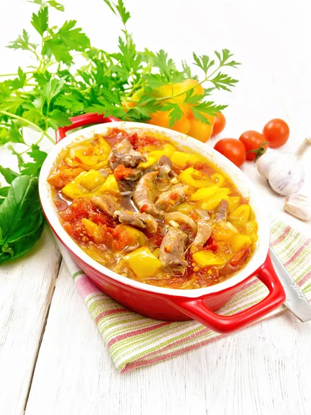 Ragout de viande et légumes en brasero sur torchon — Photo