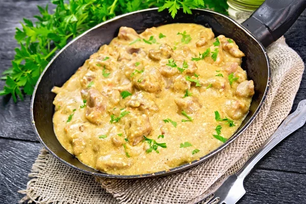 Carne estofada con crema en sartén a bordo — Foto de Stock