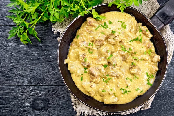 Viande cuite à la crème dans une casserole sur le dessus — Photo