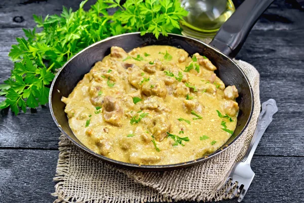 Carne estofada con crema a bordo — Foto de Stock