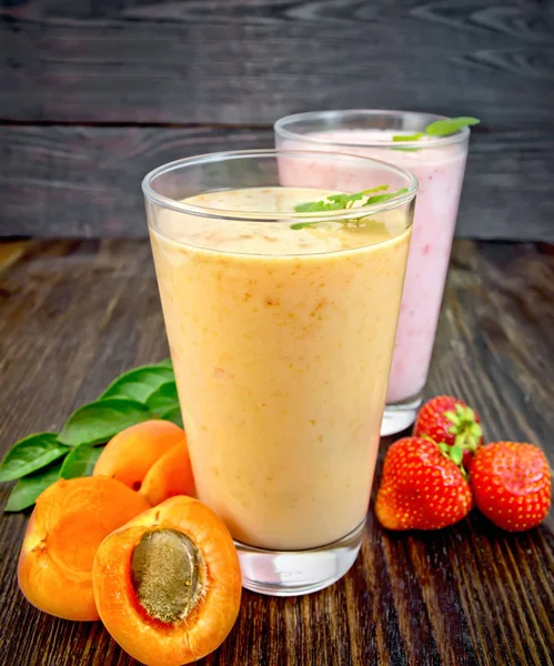 Milkshake aprikos och jordgubbar i glassfulls ombord — Stockfoto