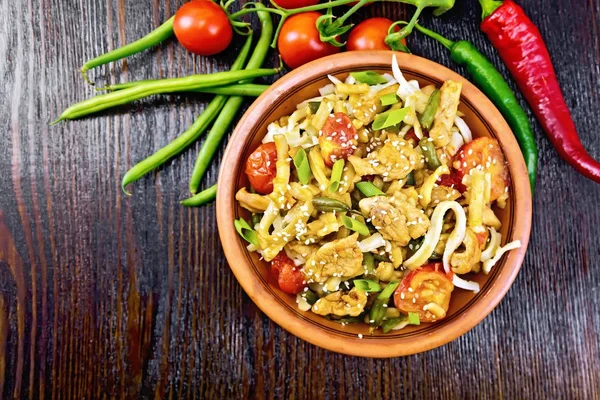 Noodles wok Thai in plate on board top — Stock Photo, Image