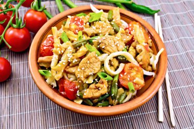 Erişte wok Tay tabakta bambu