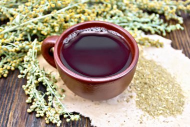 Pelin kara tahta üzerinde kahverengi Kupası ile çay