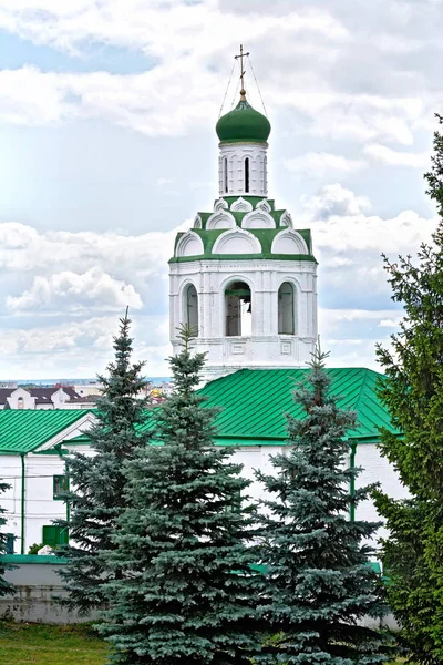 Die Kirche des Hl. Johannes des Täufers und der Turm des Erlösers — Stockfoto
