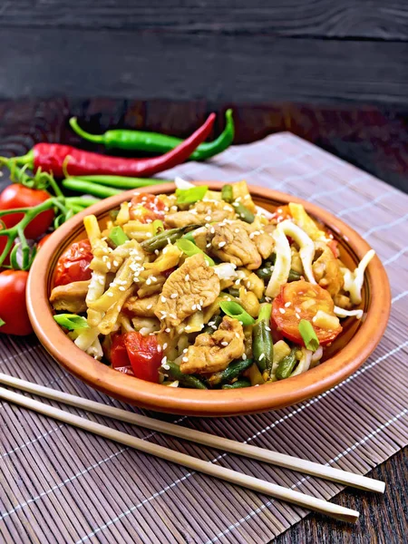 Noodles wok Thai in plate on board — Stock Photo, Image