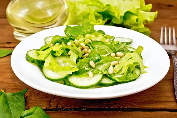 Saláta, spenót és uborka a fedélzeten cédrus dióval — Stock Fotó