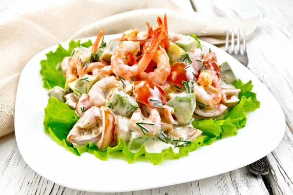 Salad with shrimp and tomato in plate on light board — Stock Photo, Image