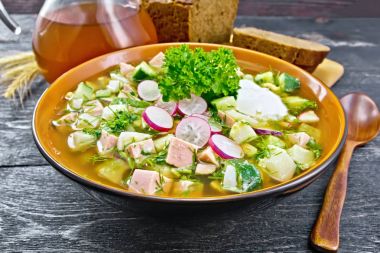 Okroshka kara tahta üzerinde kase