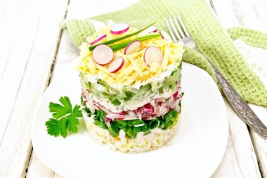 Turp ve plaka üzerinde ışığı kartı içinde salatalık ile salata katmanlı