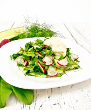 Turp ve plaka üzerinde ahşap masa kuzukulağı salatası