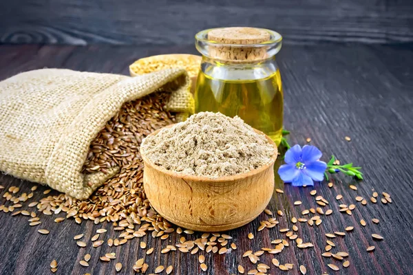 Ropa de harina en tazón con aceite y flor a bordo — Foto de Stock