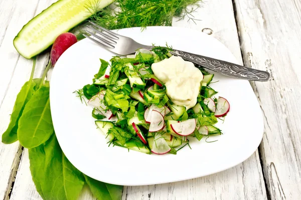 Sallad med rädisor och ängssyra i plattan ombord — Stockfoto