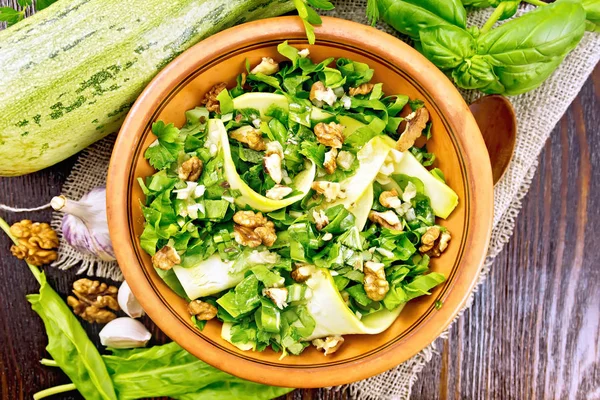 Sallad med squash och ängssyra ombord på toppen — Stockfoto