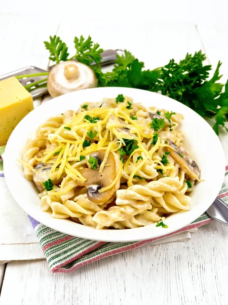 Fusilli mit Pilzen und Sahne auf leichtem Brett — Stockfoto