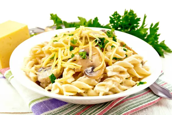 Fusilli mit Pilzen auf Serviette — Stockfoto