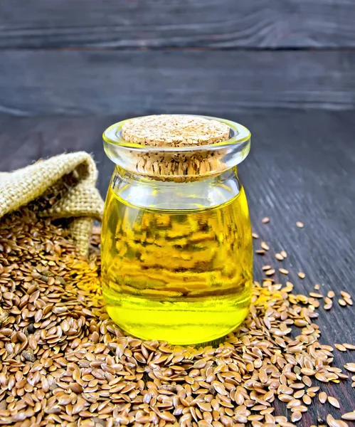 Aceite de linaza con semillas a bordo — Foto de Stock