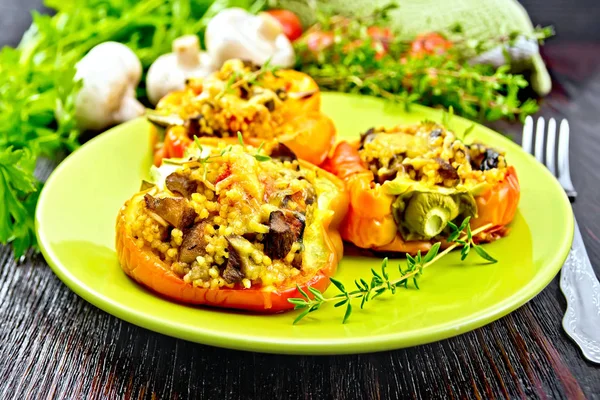 Paprika gefüllt mit Pilzen und Couscous in grünem Teller — Stockfoto