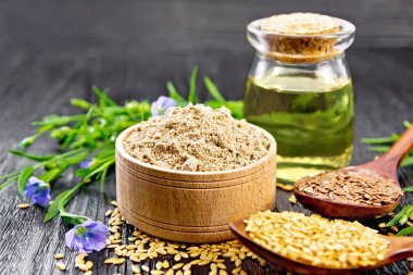 Koyu ahşap tahtada yağlı ve çiçekli un çarşafları.