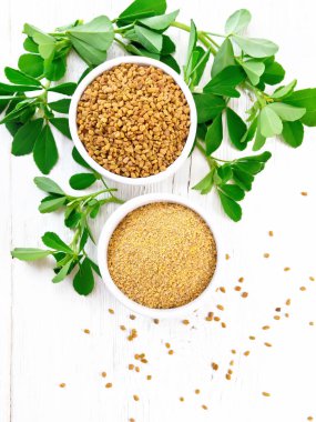 Üzerinde yapraklar olan iki kâse içinde FenuGreek.