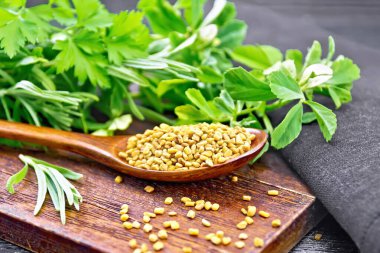 İçinde bitkiler olan kaşık içinde bir FenuGreek.