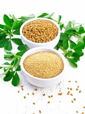 İki kâse içinde, üzerinde yapraklar olan bir FenuGreek.