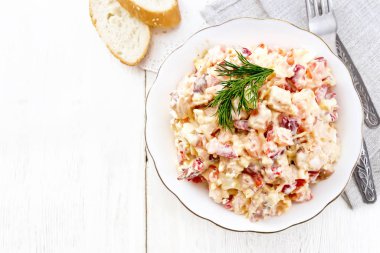 Tavuklu ve sebzeli salata.