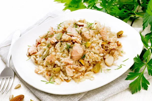 Salada de salmão e arroz em prato no quadro branco — Fotografia de Stock