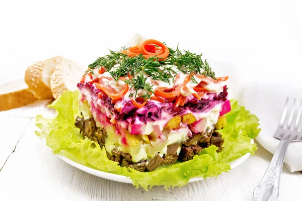 Salad with beef and vegetables on light wooden table — Stock Photo, Image