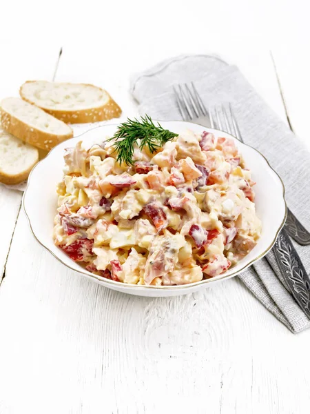 Salada com frango e legumes em placa em placa de madeira leve — Fotografia de Stock