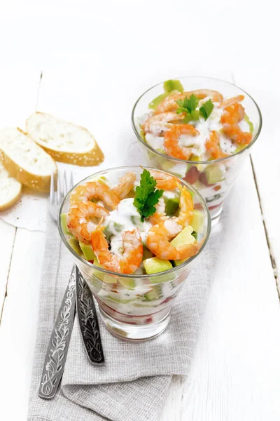 Salad with shrimp and avocado in two glasses on board — Stock Photo, Image