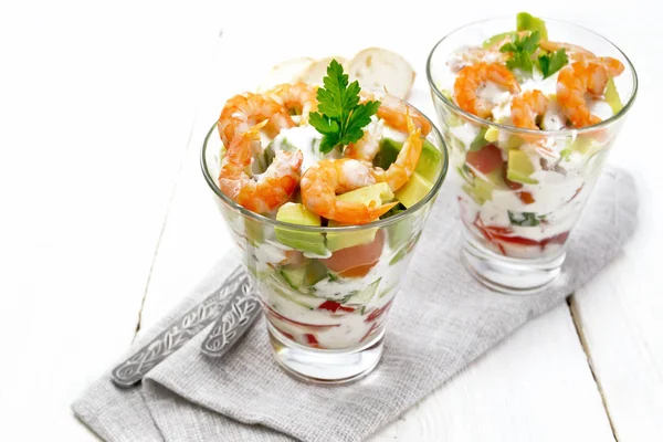 Salad with shrimp and avocado in two glasses on light board — Stock Photo, Image