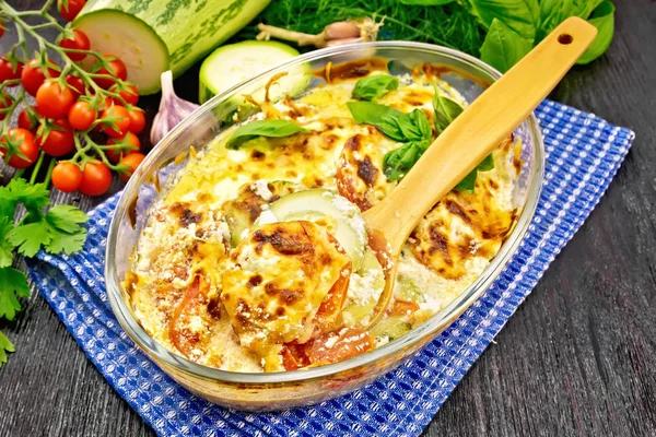 Zucchini bakad med tomater i glasform ombord — Stockfoto