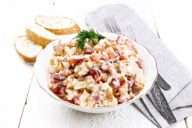 Salata tavuk ve sebze tabağı tablo